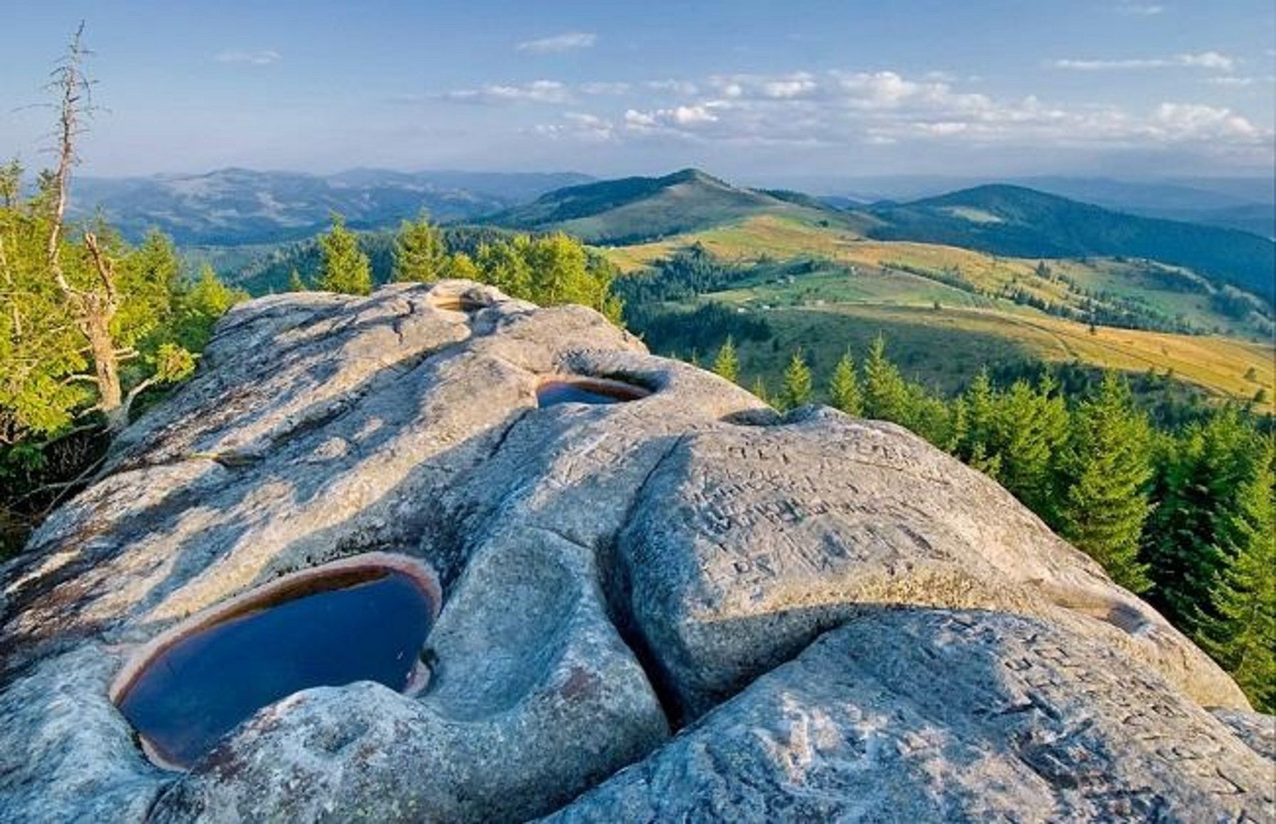 Гора писана. Гора писаный камень. Скала писаный камень. Писаный камень Карпаты. Место силы.